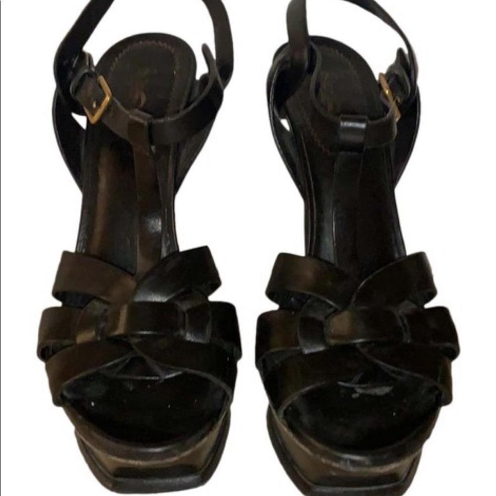 Black tribute platform in patent leather sandals